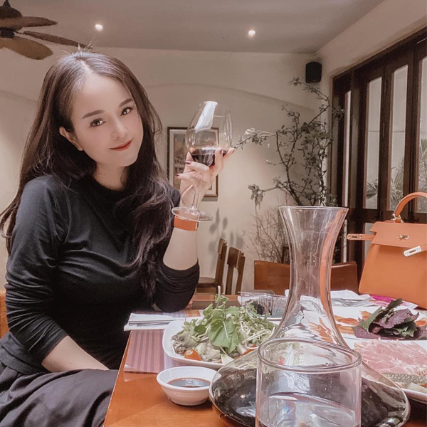 Tại sao rượu vang lại cần phải thở trong bình decanter?